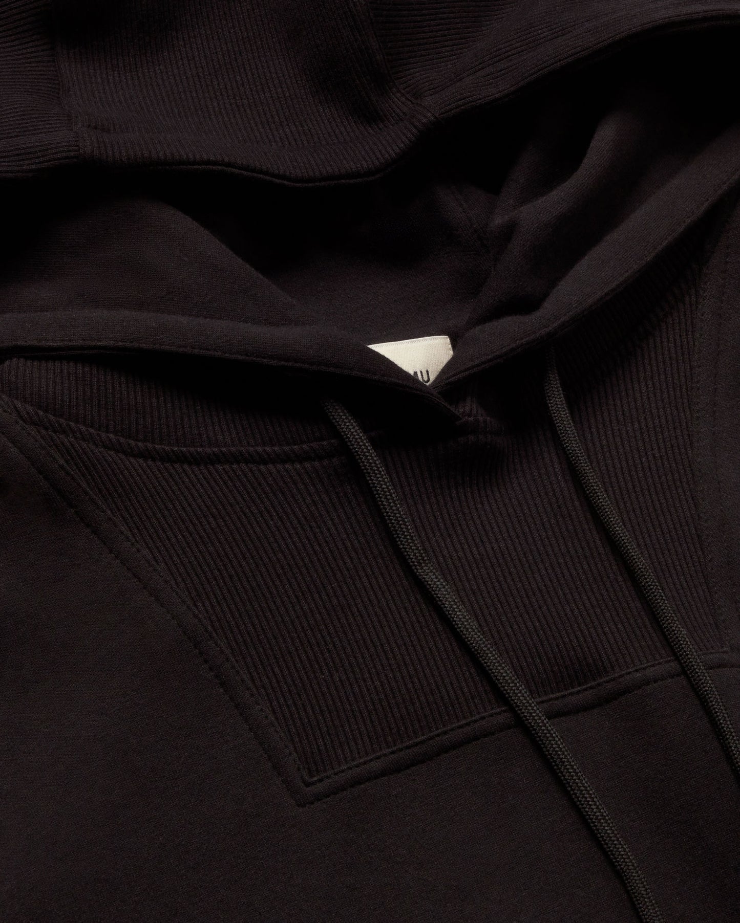 Sudadera negra Andrea unisex sostenible - silueta 1