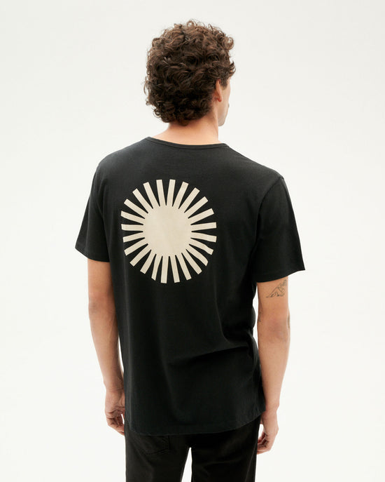 Camiseta negra Sol espalda crudo