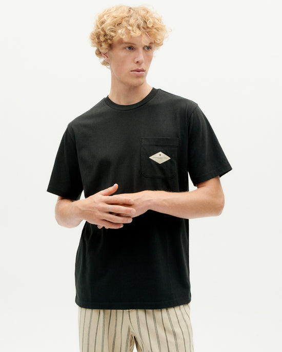 Camiseta negra metamorfosis Zach sostenible -1