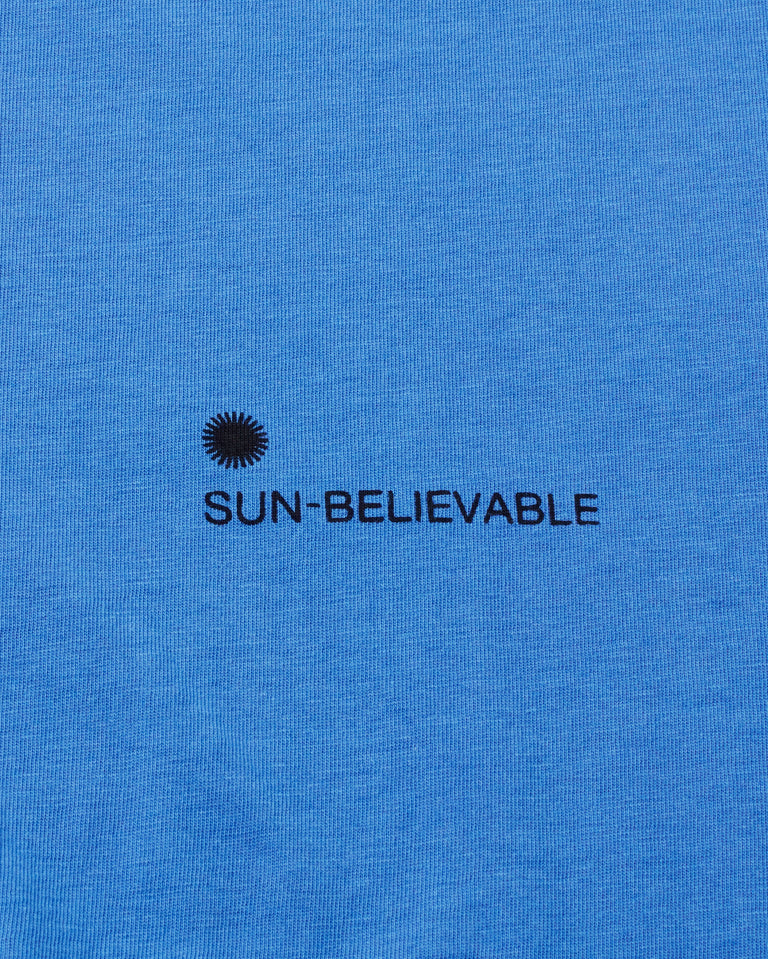 Camiseta azul Sunbelievable sostenible -silueta2
