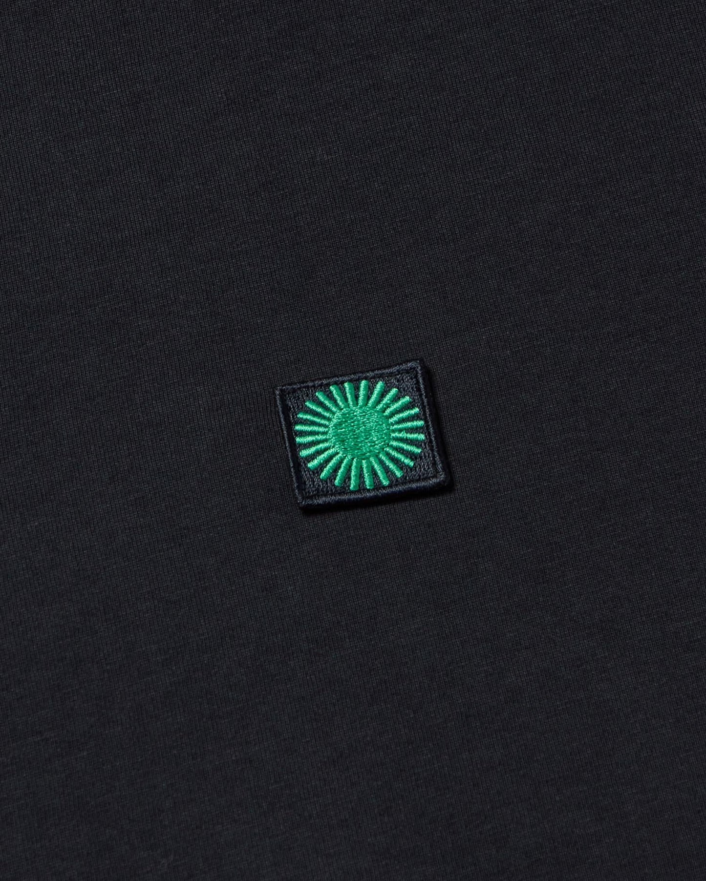 Camiseta negra sol espalda verde sostenible - silueta 3