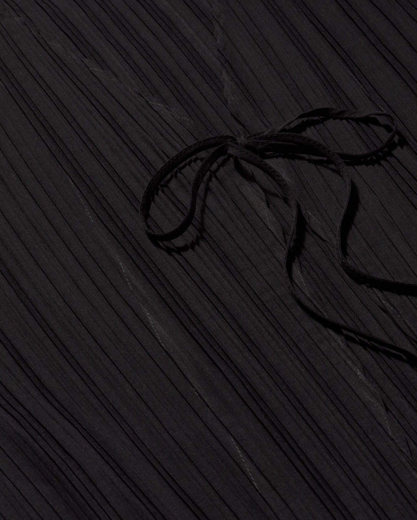 Blusa negra plisada Marina sostenible - silueta 2