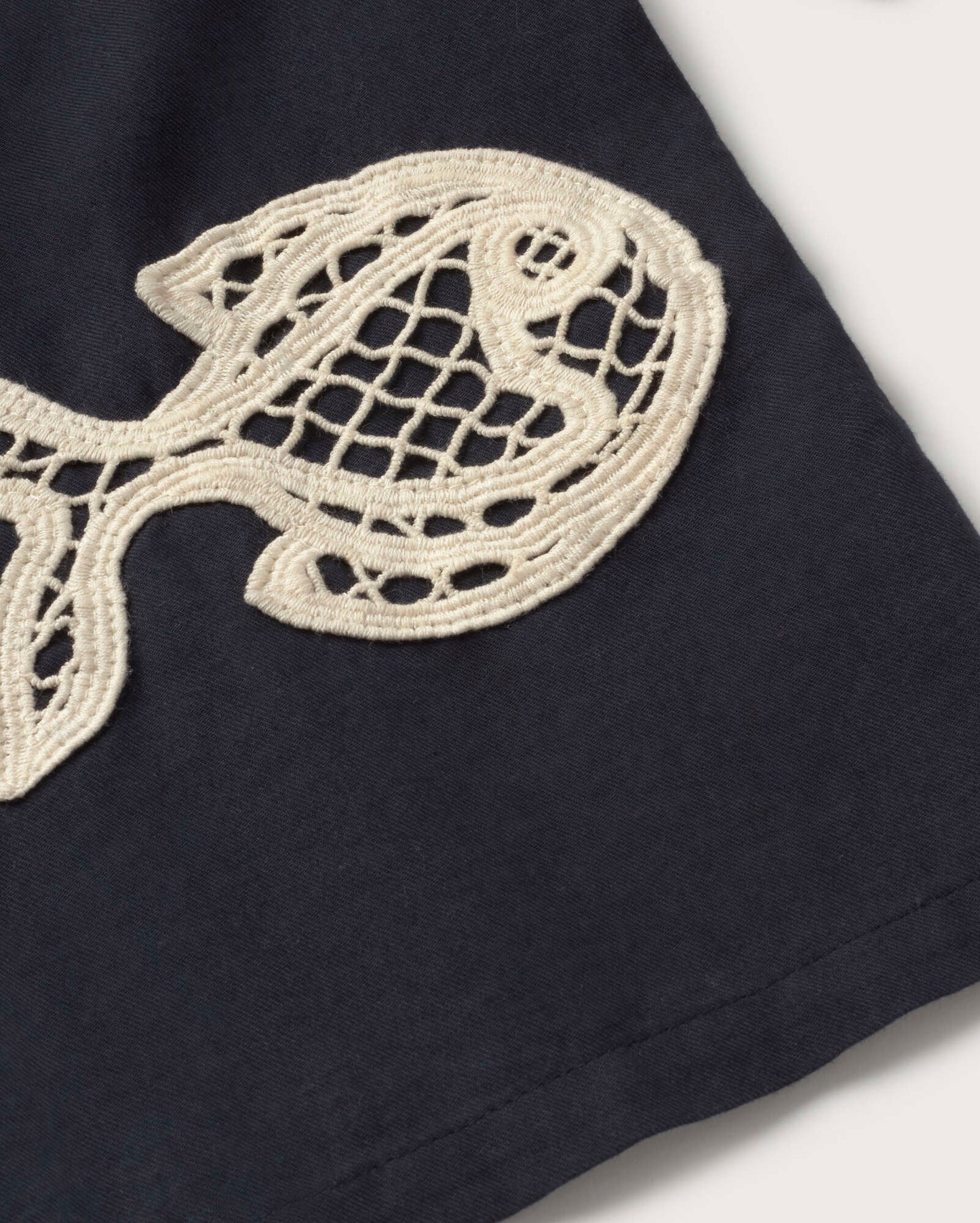 Blusa patched bordado a mano fish Ane sostenible silueta - 2