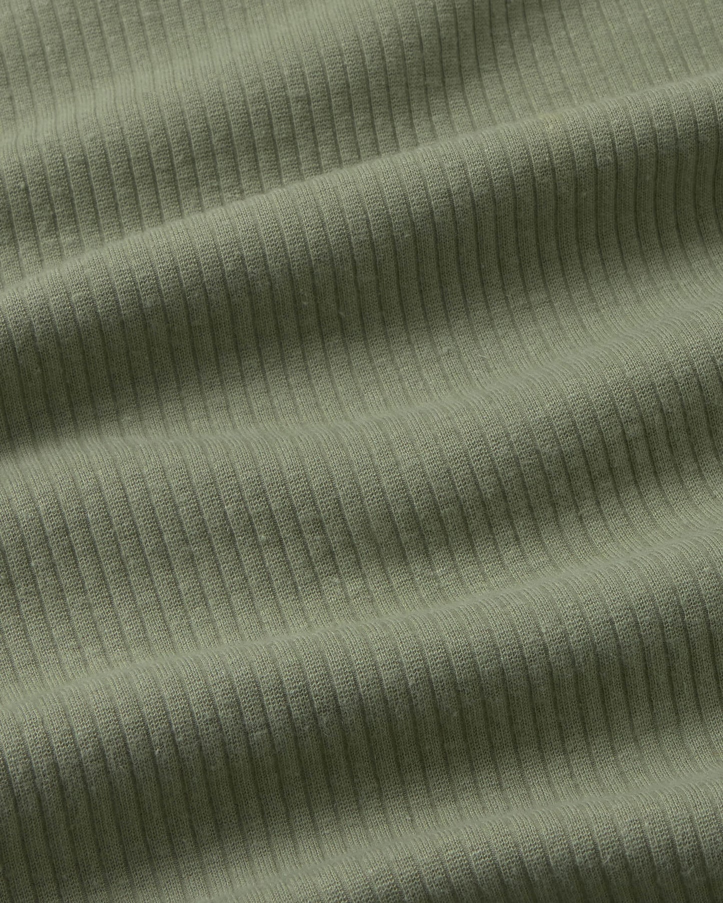 Top cuello alto verde hemp Aine sostenible silueta - 2