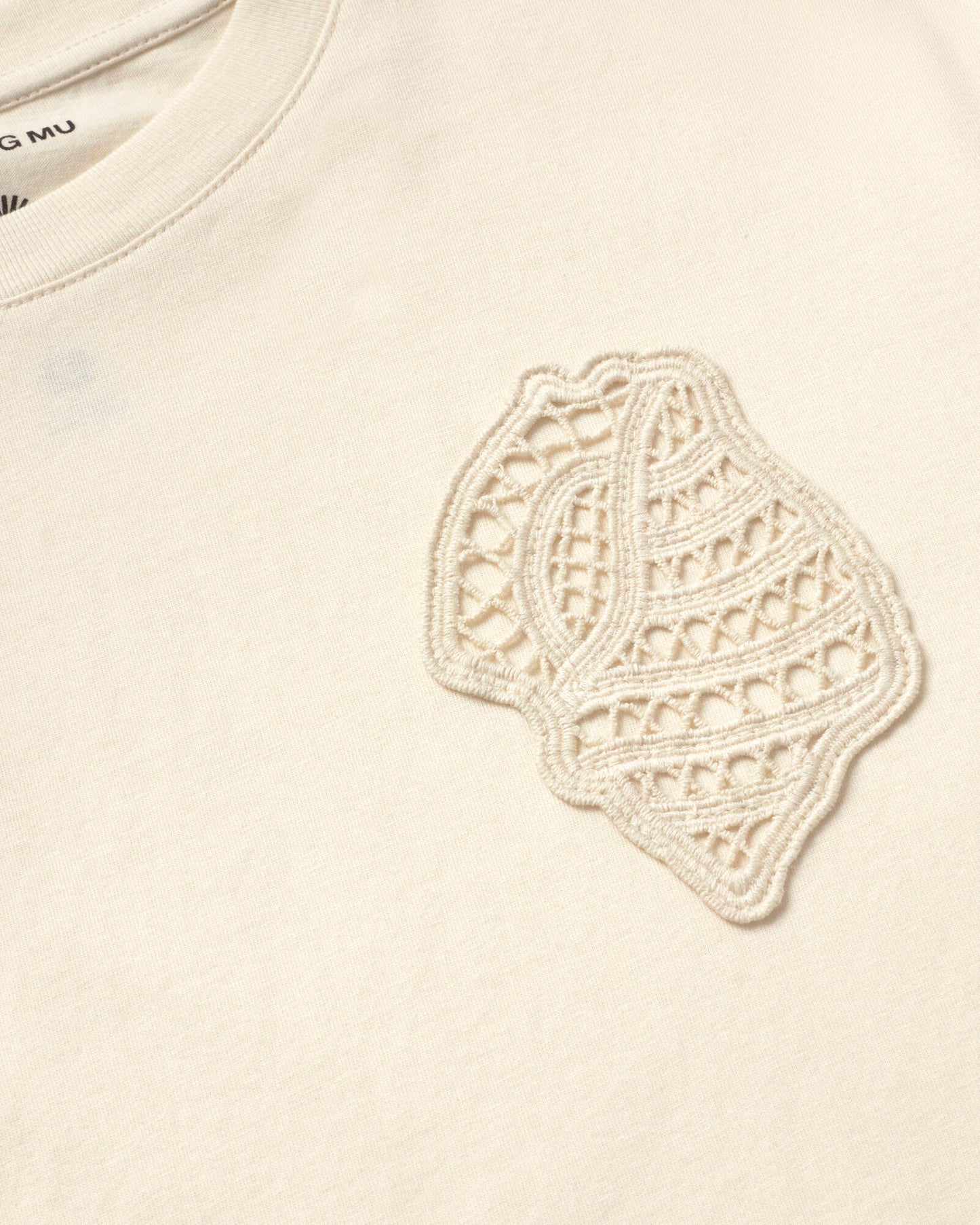 Camiseta patch bordado shell Lucia sostenible silueta - 2