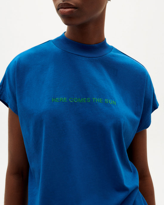 Camiseta azul Here Comes The Sun sostenible-2