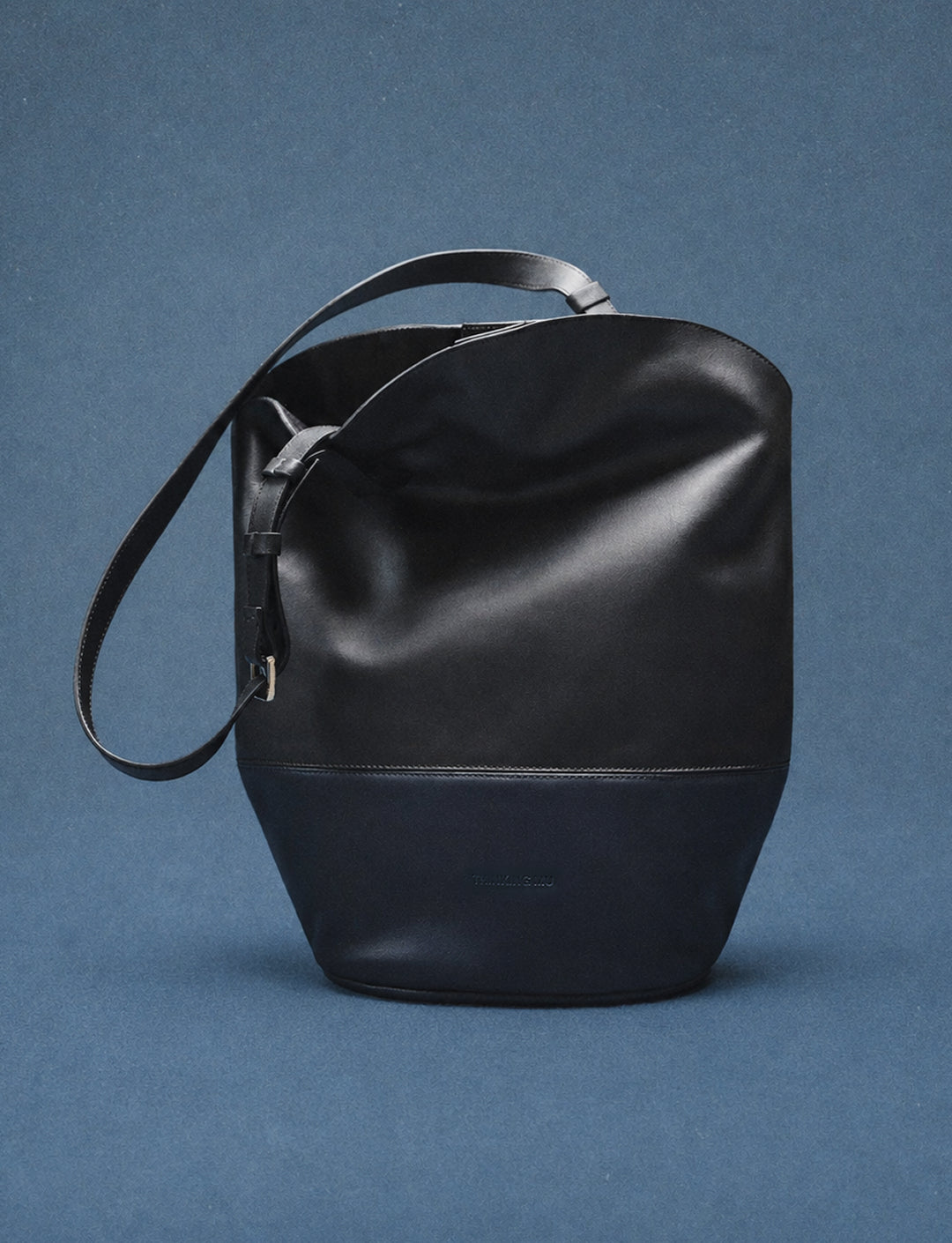 Carolyn Handtasche aus schwarzem und marineblauem Leder