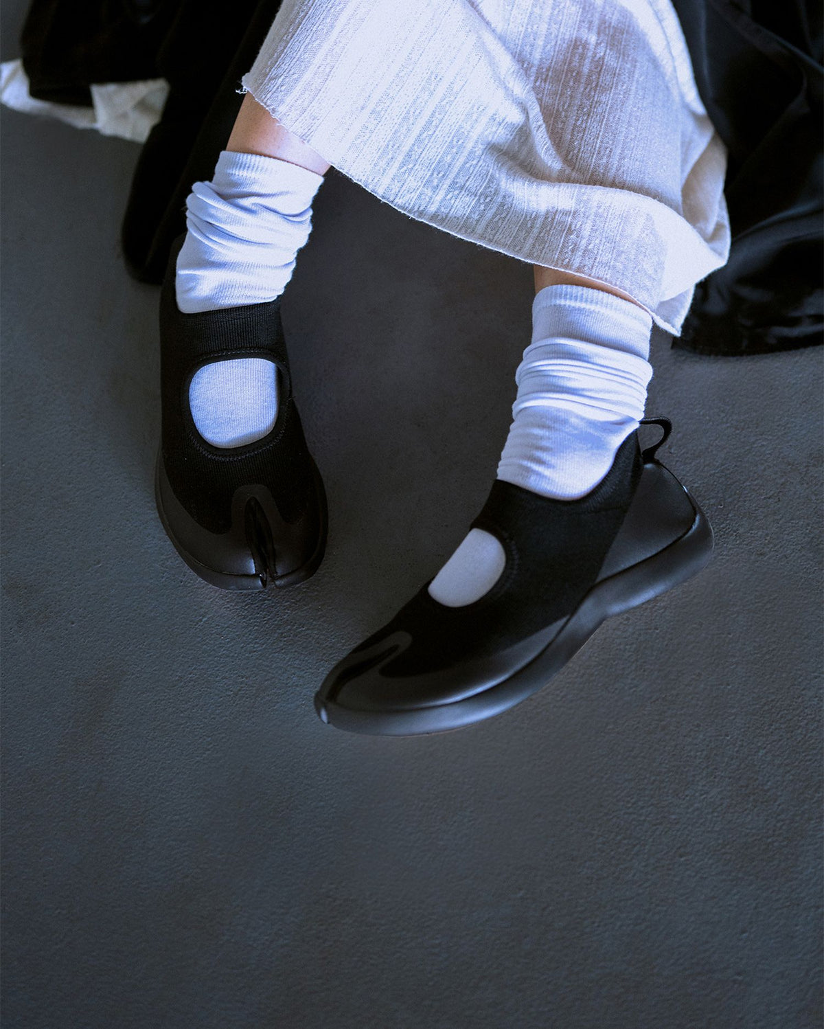 Schwarze Tabi Sandalen