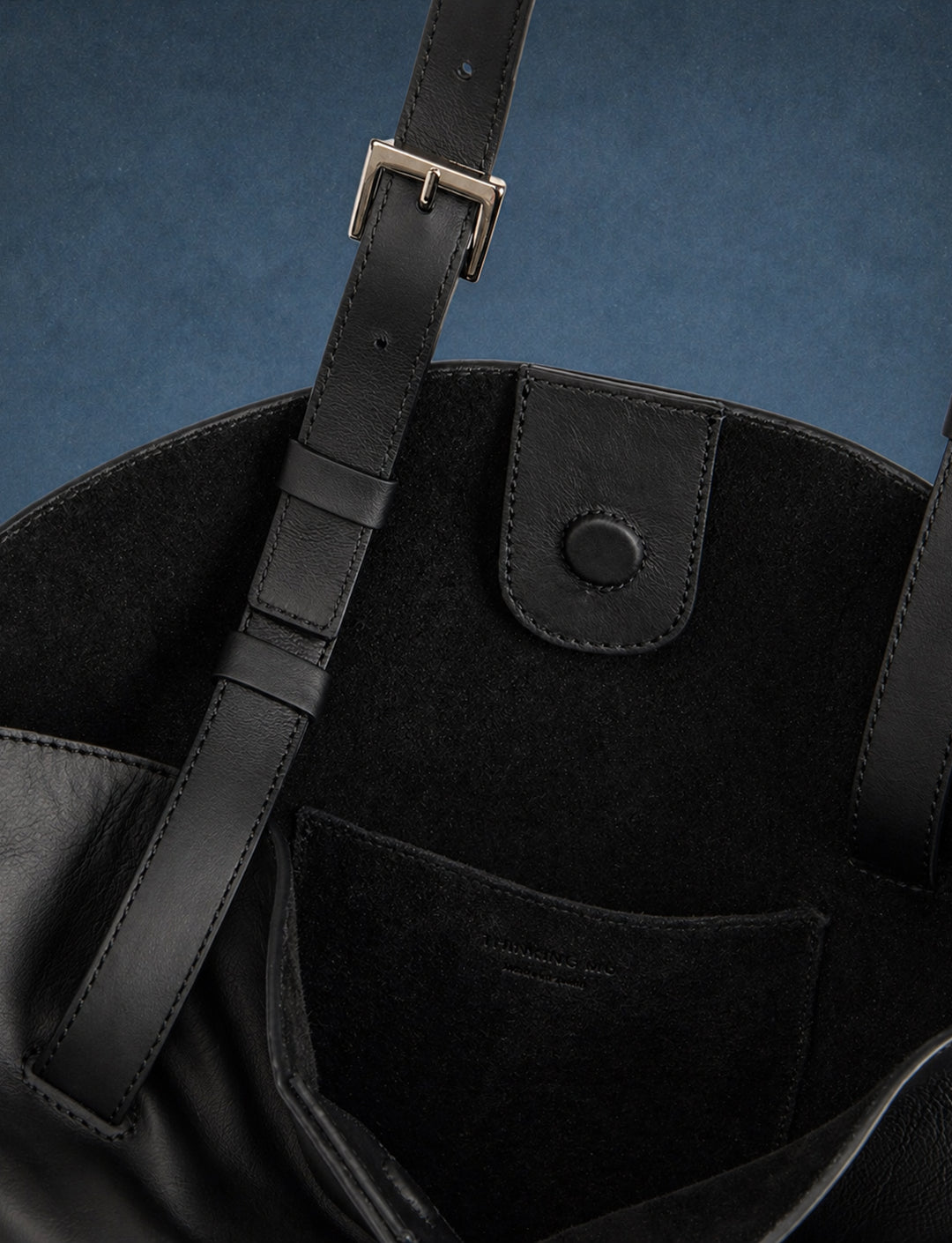 Carolyn Handtasche aus schwarzem und marineblauem Leder