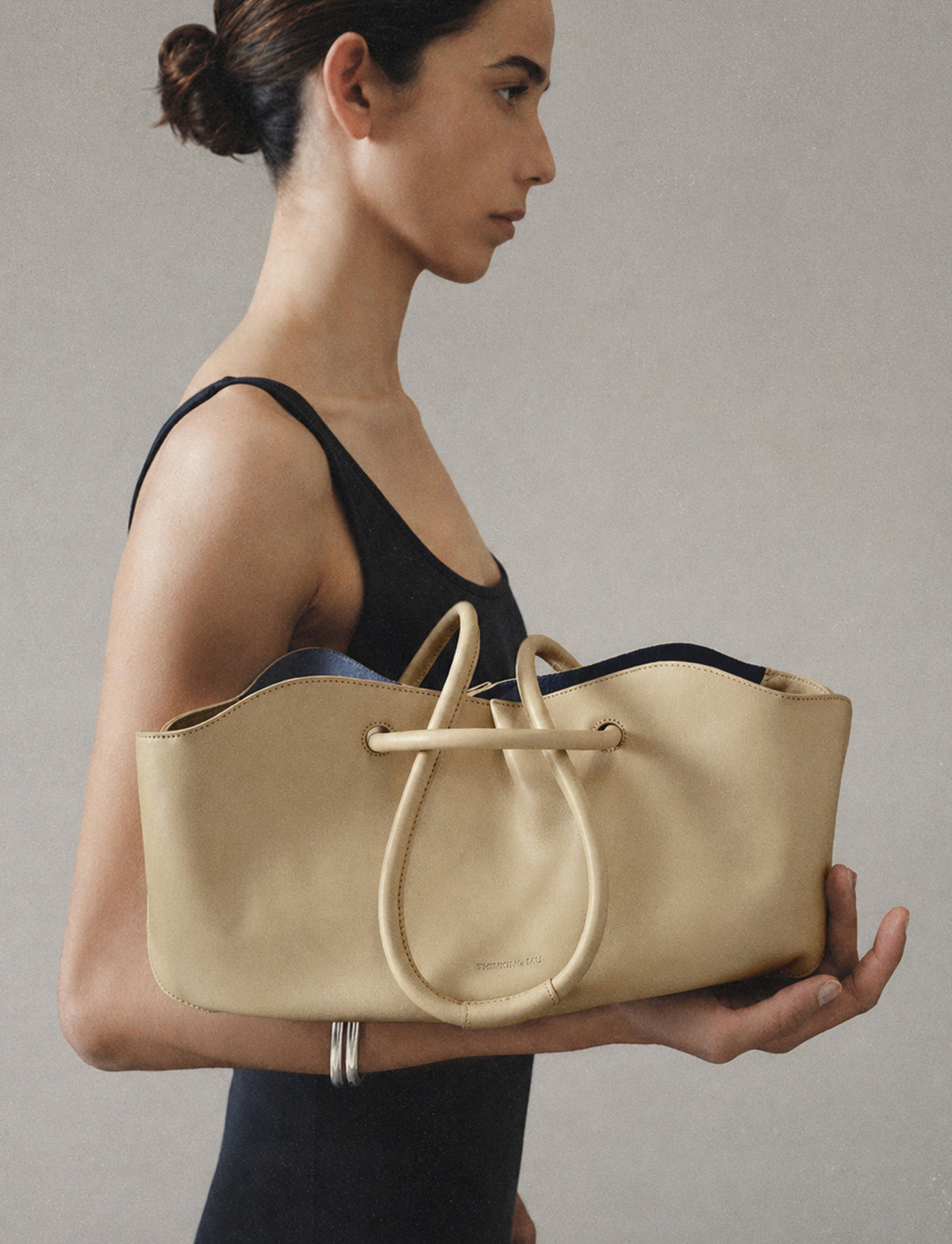 Bolso beige piel Julie sostenible silueta - CAMPAÑA