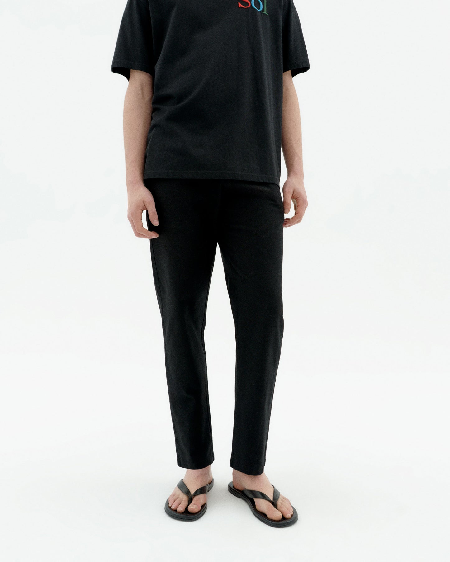 Pantalón negro Travel light sostenible-1