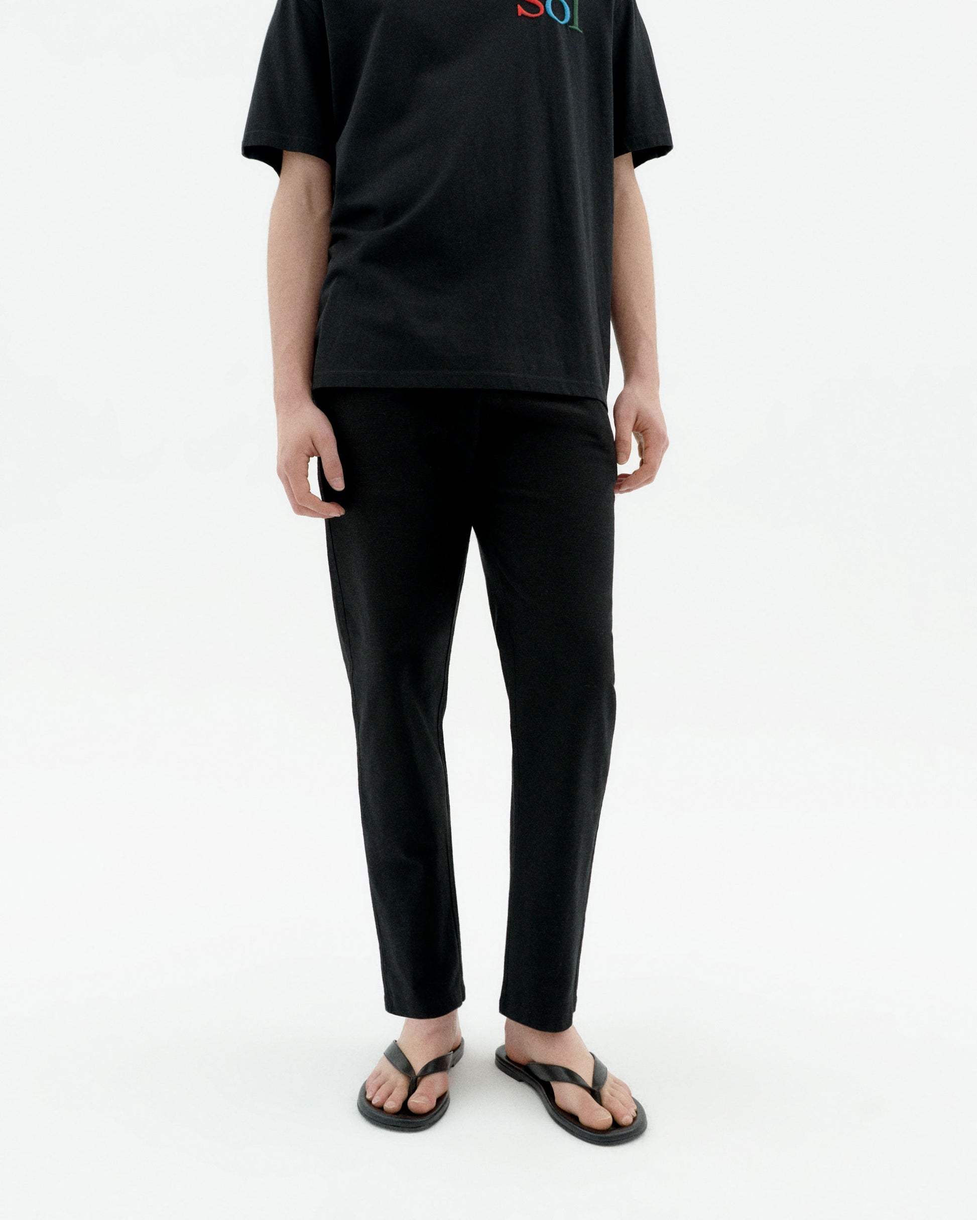 Pantalón negro Travel light sostenible-1