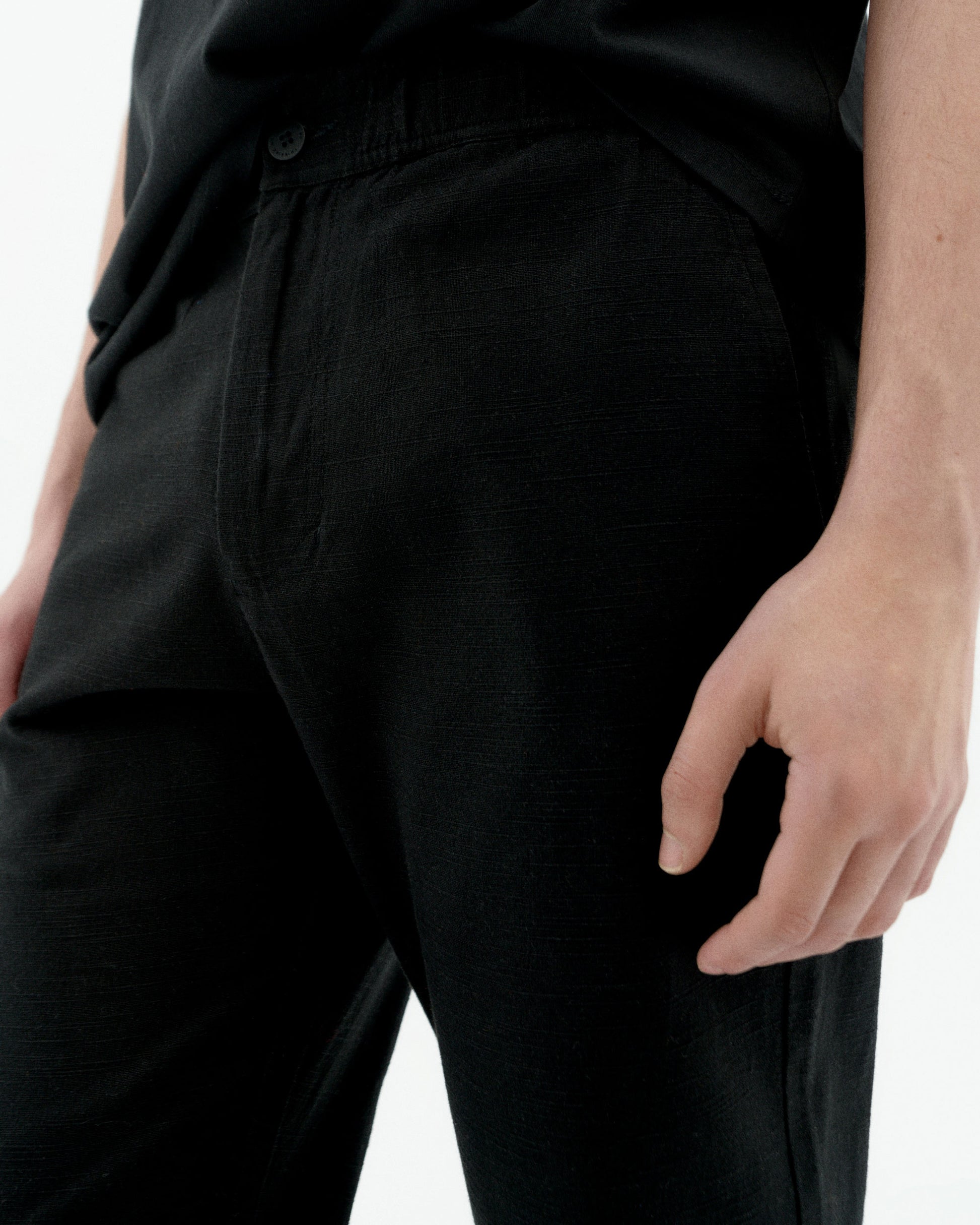 Pantalón negro Travel light sostenible-2