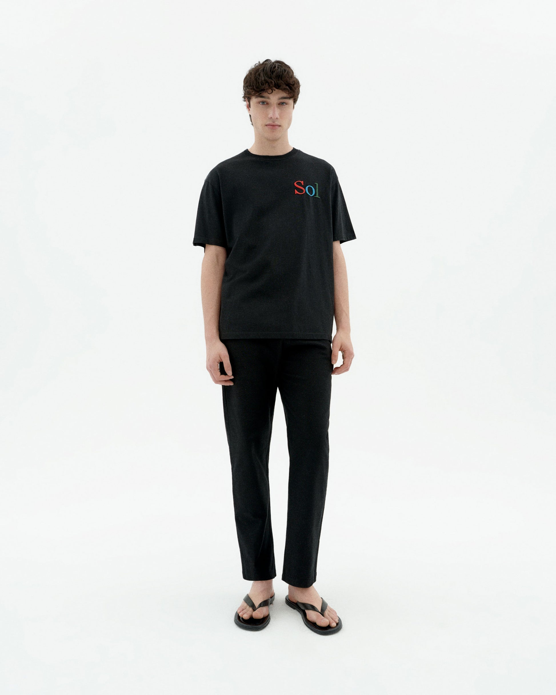 Pantalón negro Travel light sostenible-3