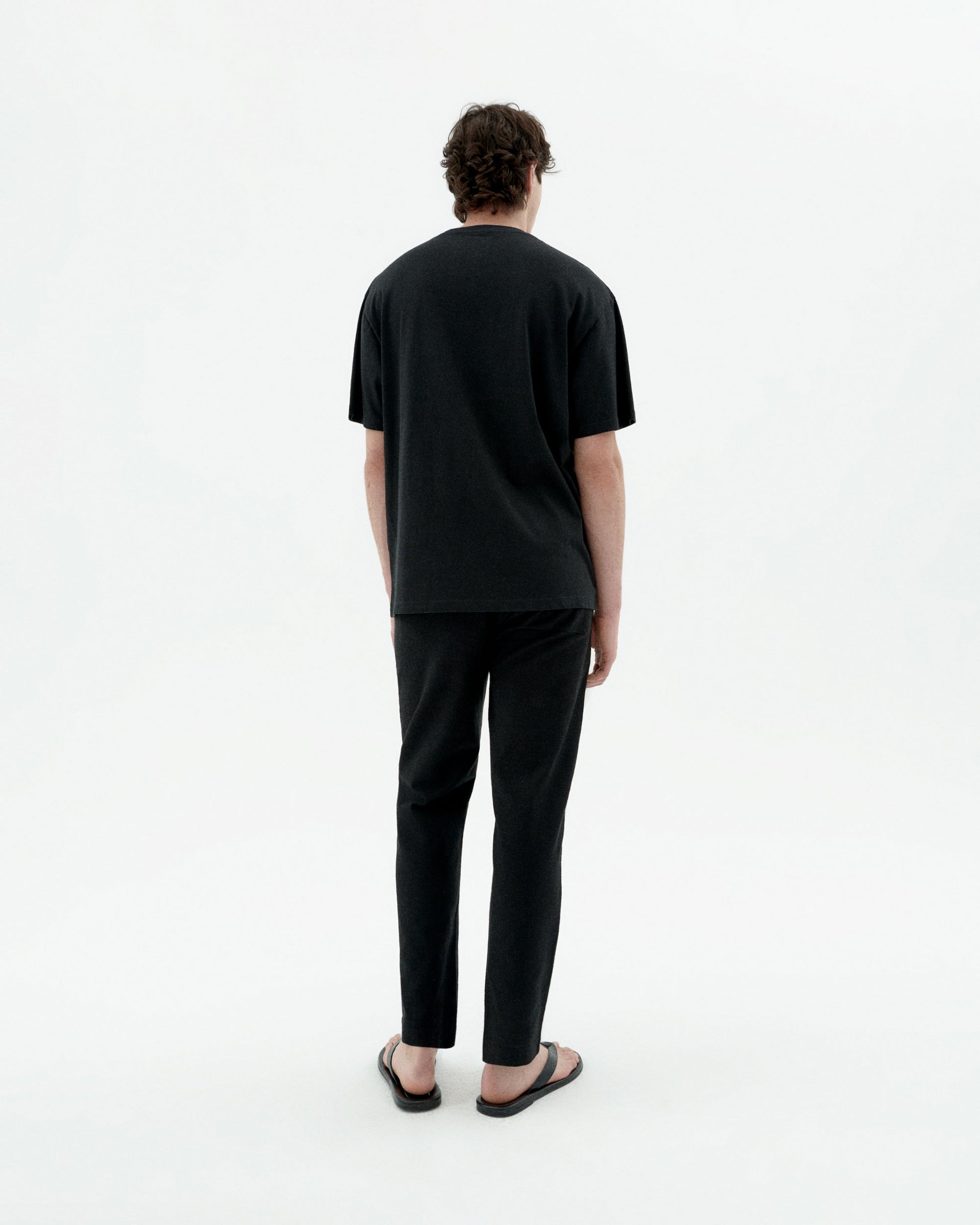 Pantalón negro Travel light sostenible-4