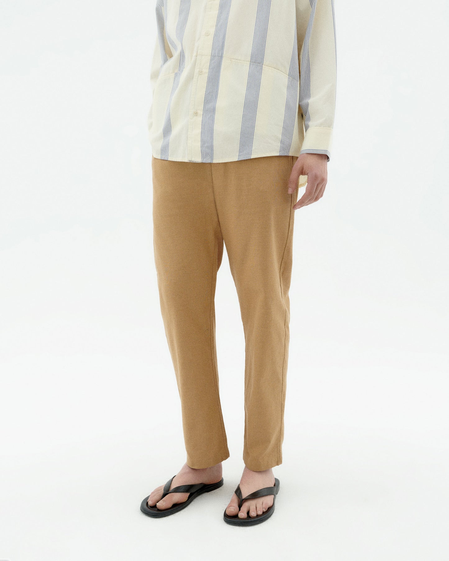 Pantalón camel Travel light sostenible-1