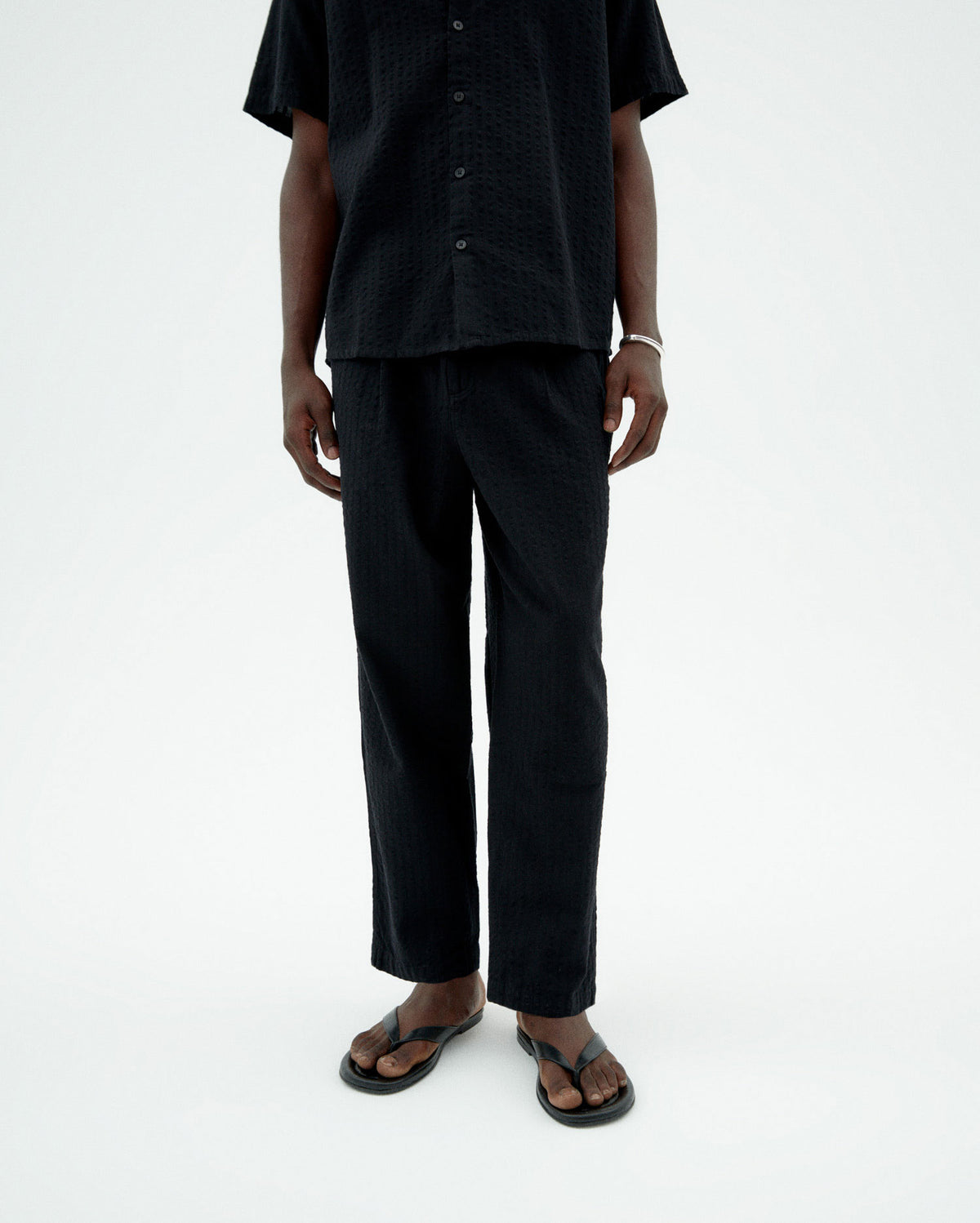 Pantalón negro seersucker Luc sostenible-1