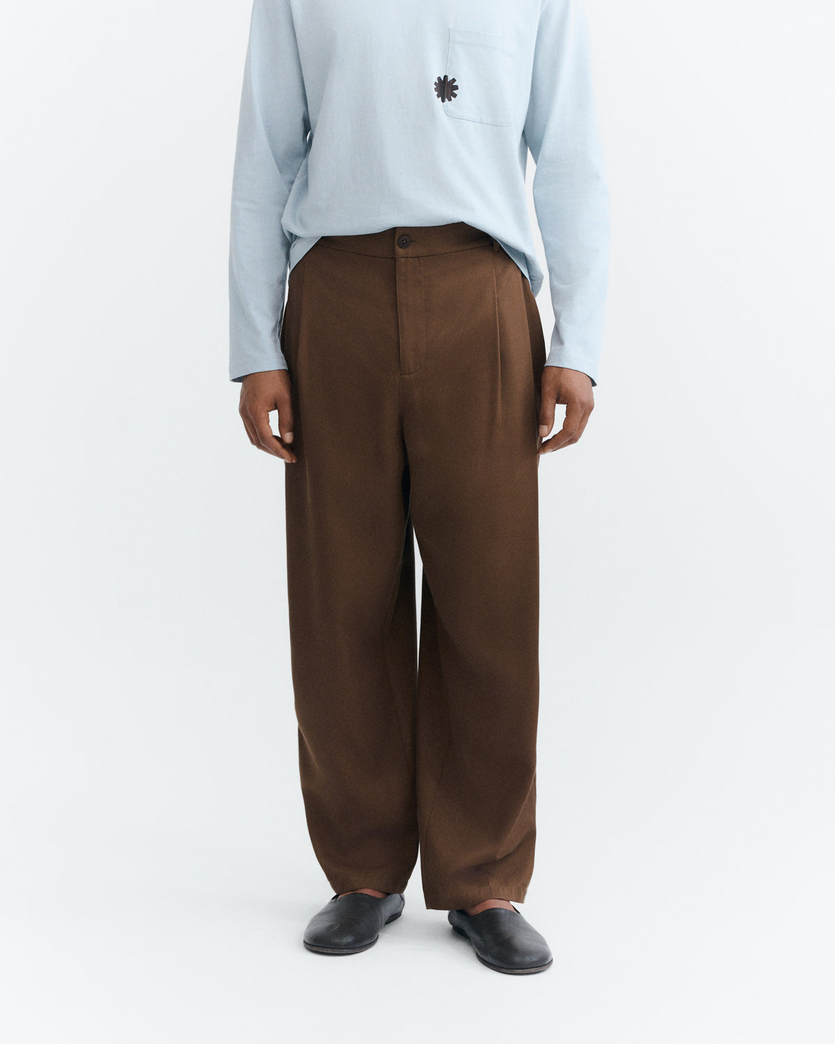 Pantalón carrot pinza marrón Sigurd sostenible - 2