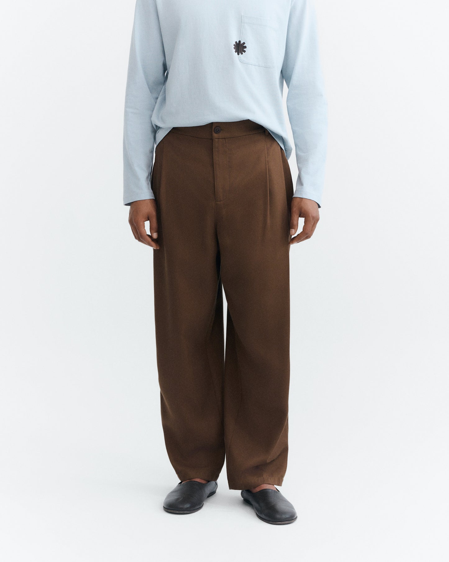 Pantalón carrot pinza marrón Sigurd sostenible - 2