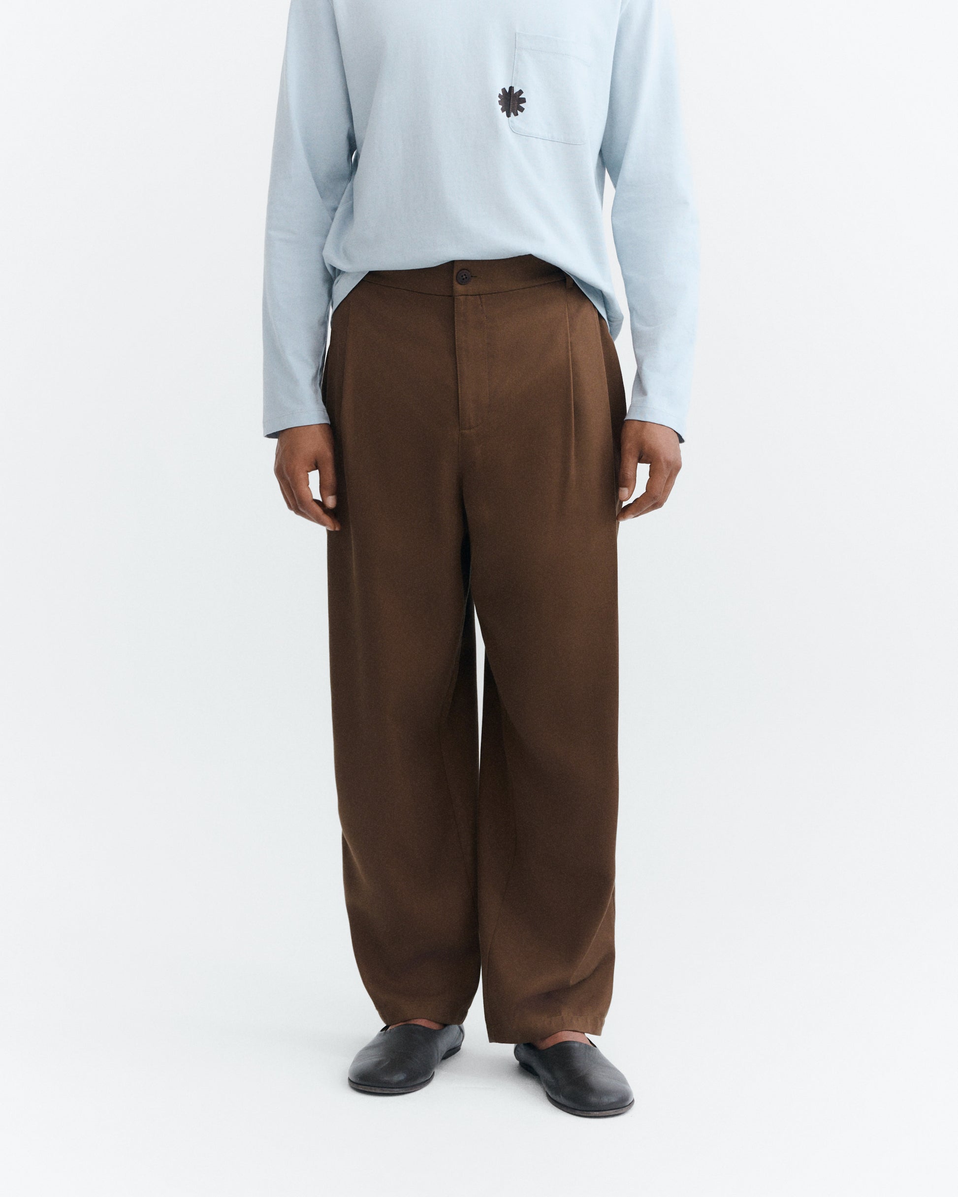 Pantalón carrot pinza marrón Sigurd sostenible - 2
