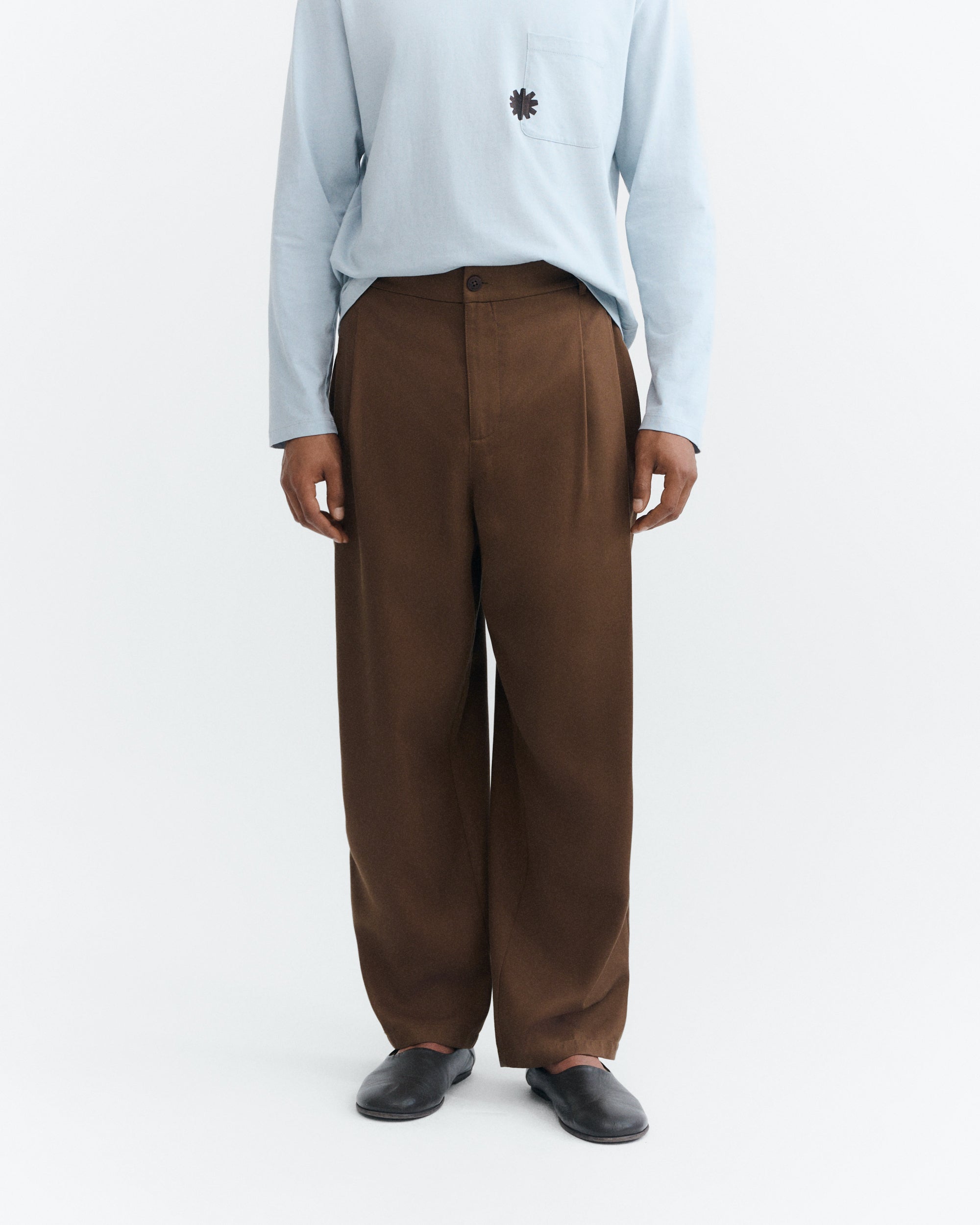 Pantalón carrot pinza marrón Sigurd sostenible - 2