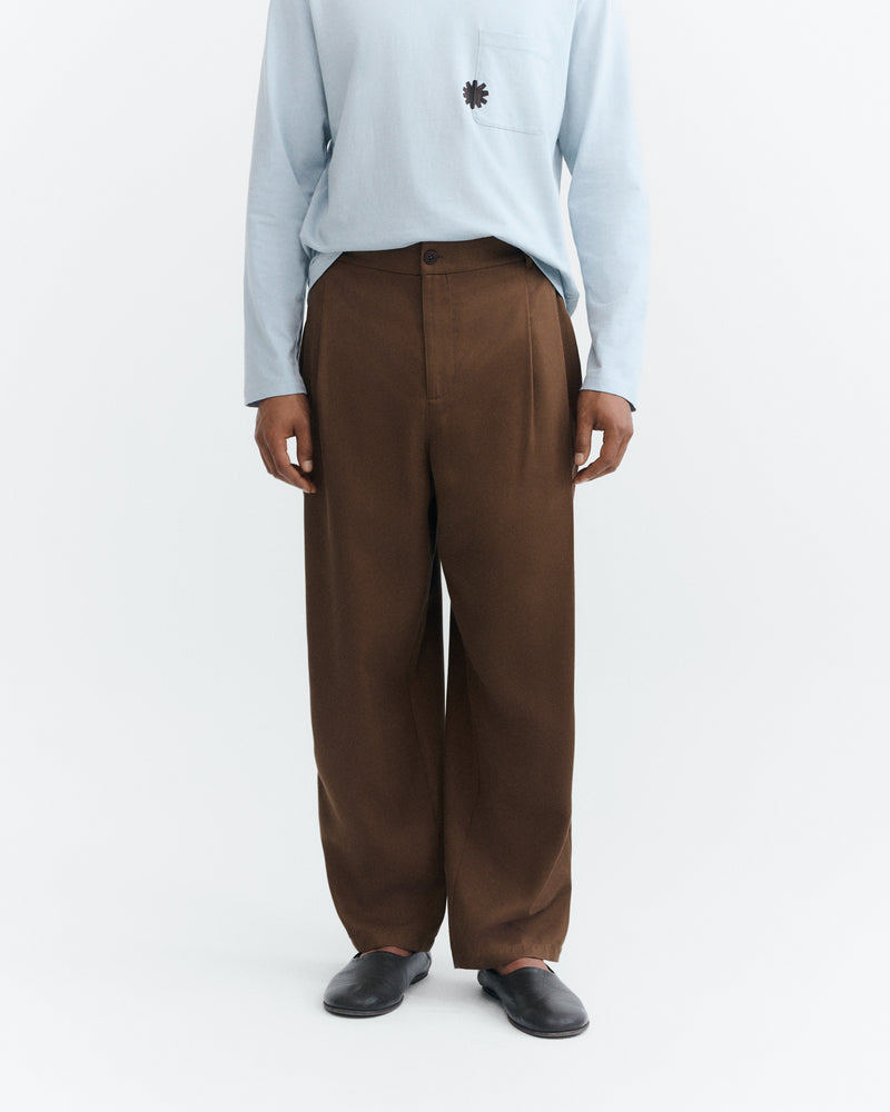 Pantalón carrot pinza marrón Sigurd sostenible - 2