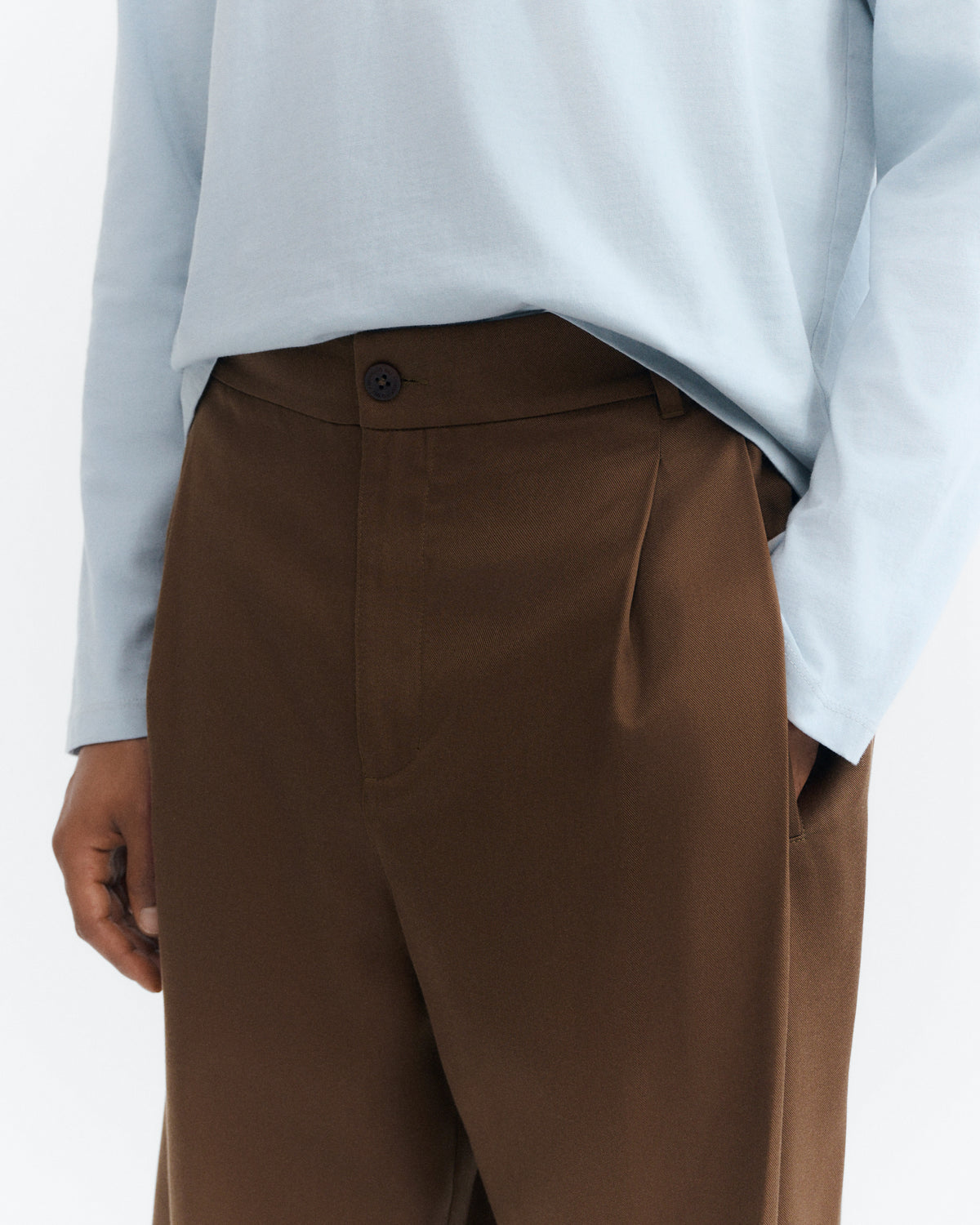 Pantalón carrot pinza marrón Sigurd sostenible - 3
