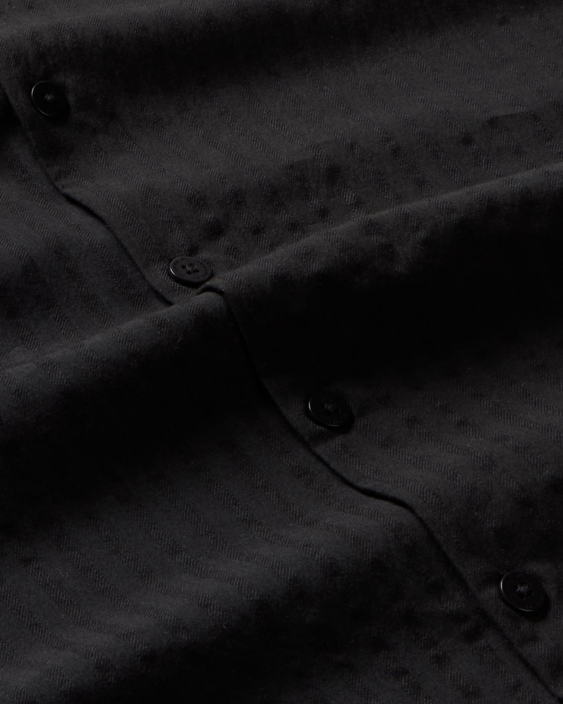 Camisa negra seersucker Tom sostenible - silueta 2