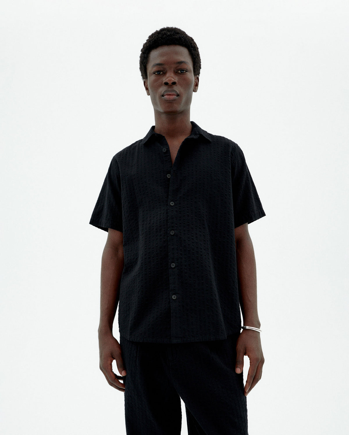 Camisa negra seersucker Tom sostenible-1