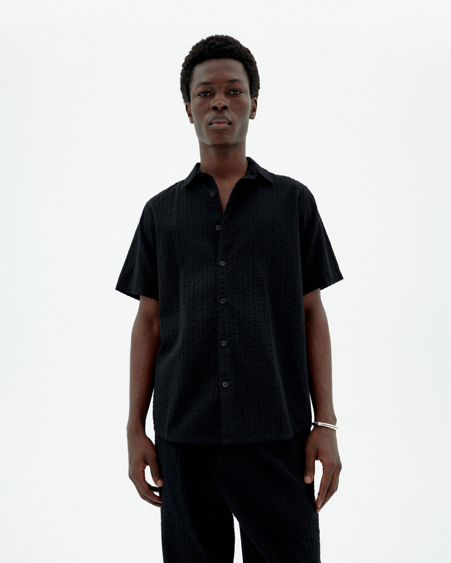 Camisa negra seersucker Tom sostenible-1