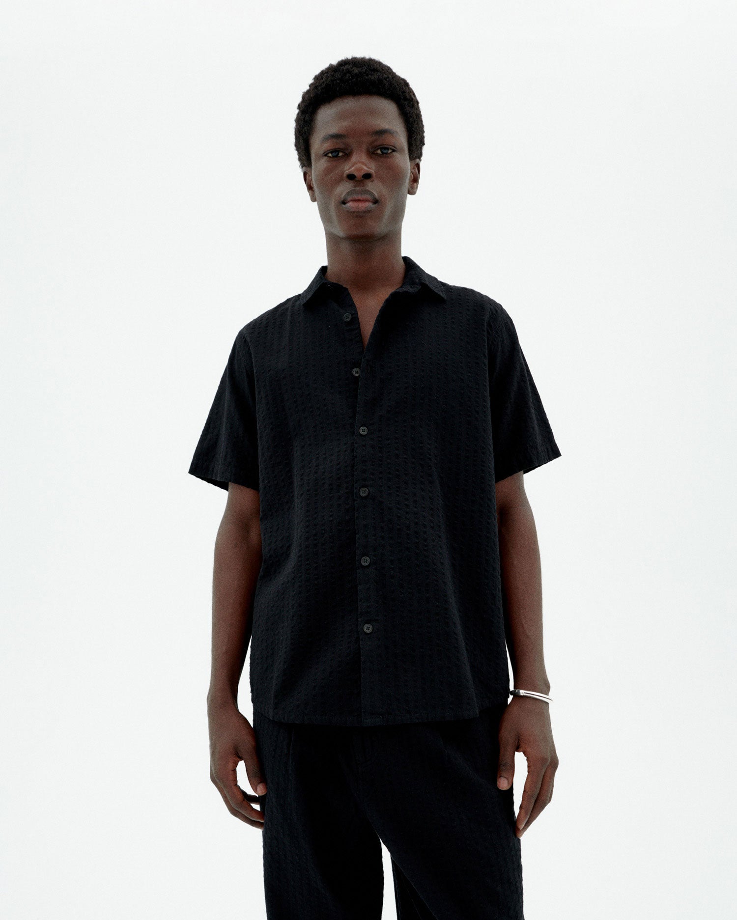 Camisa negra seersucker Tom sostenible-1