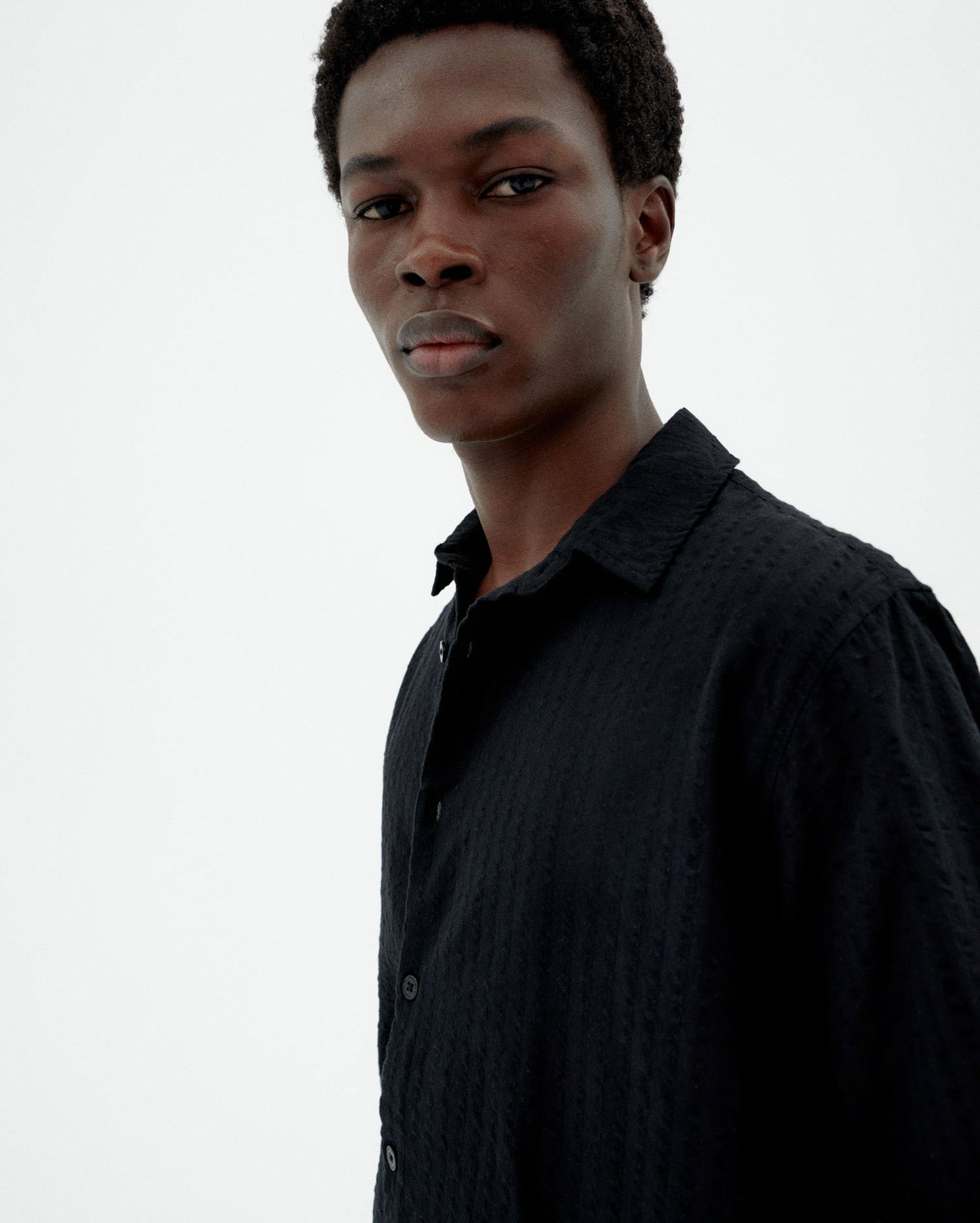 Camisa negra seersucker Tom sostenible-3