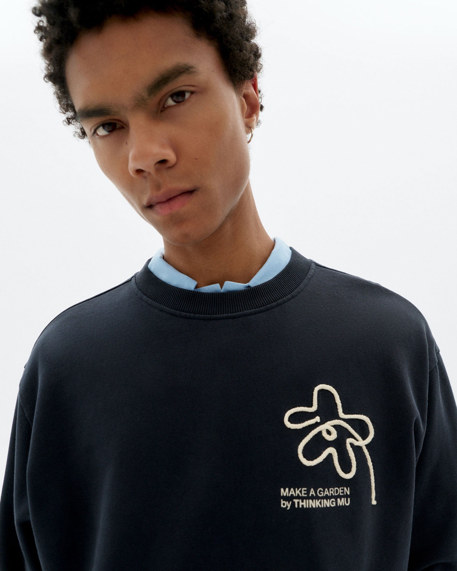 Sudadera bordada a mano flower Leon sostenible - 3