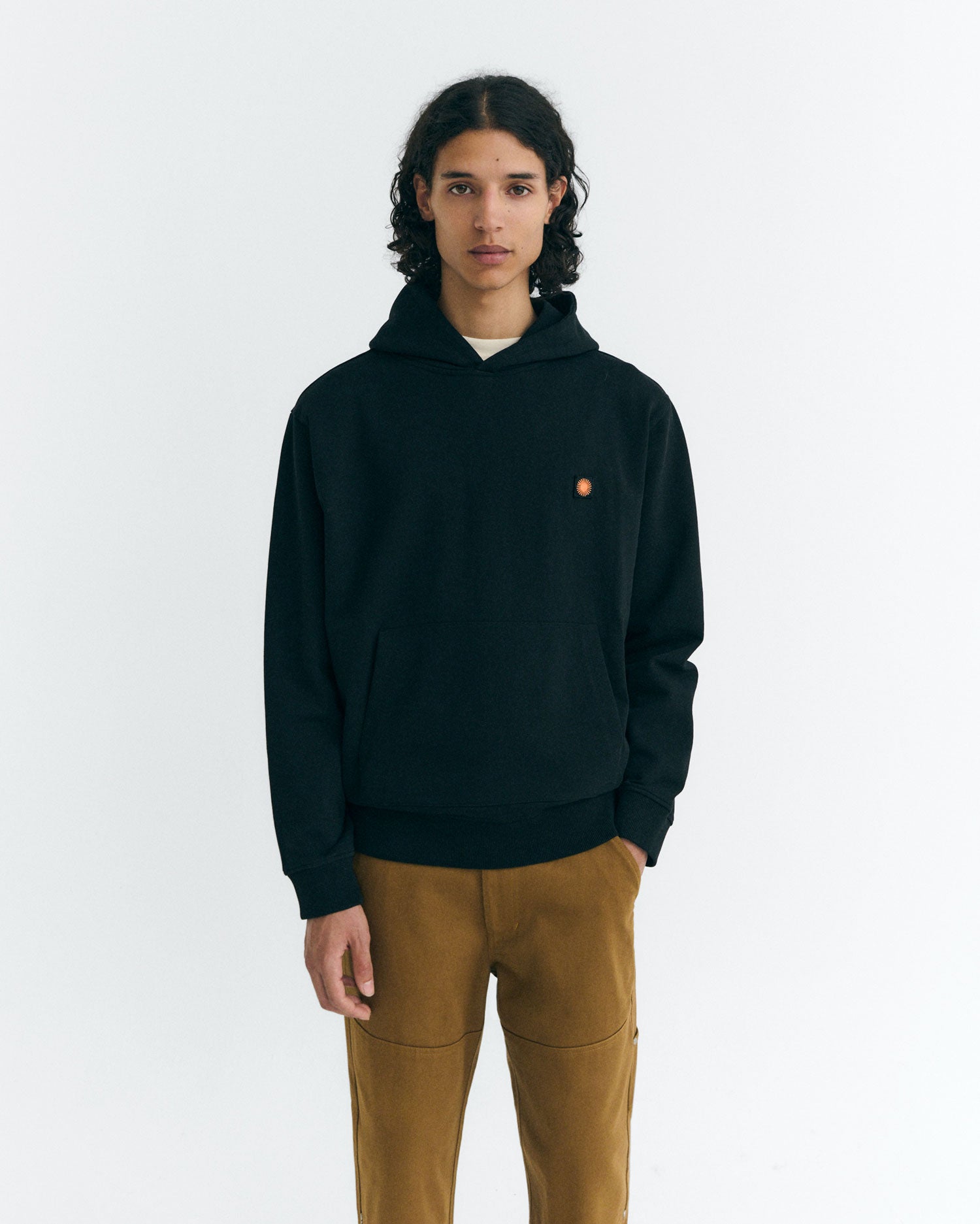 Hoodie negro sol naranja espalda Simon sostenible - 1