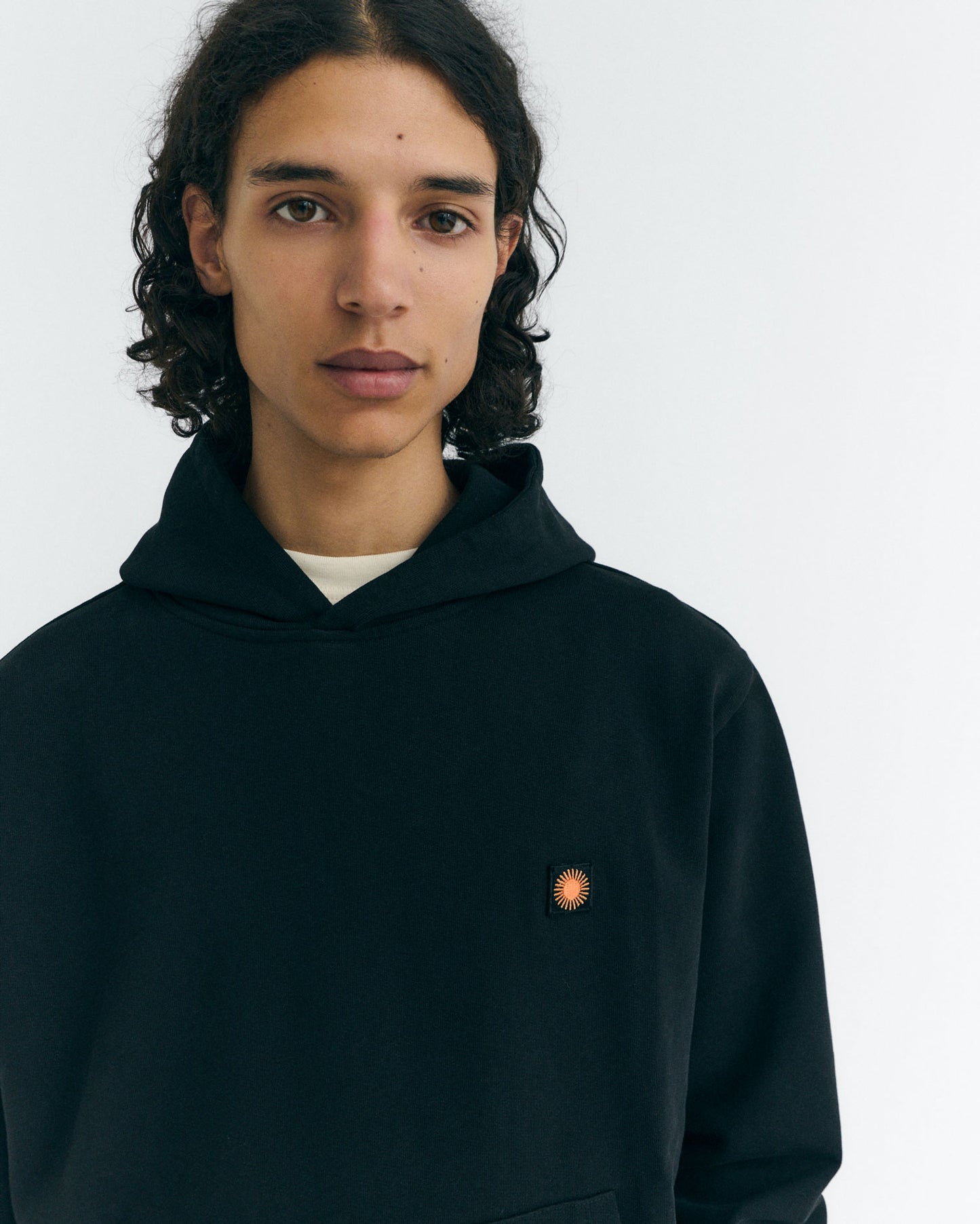 Hoodie negro sol naranja espalda Simon sostenible - 3