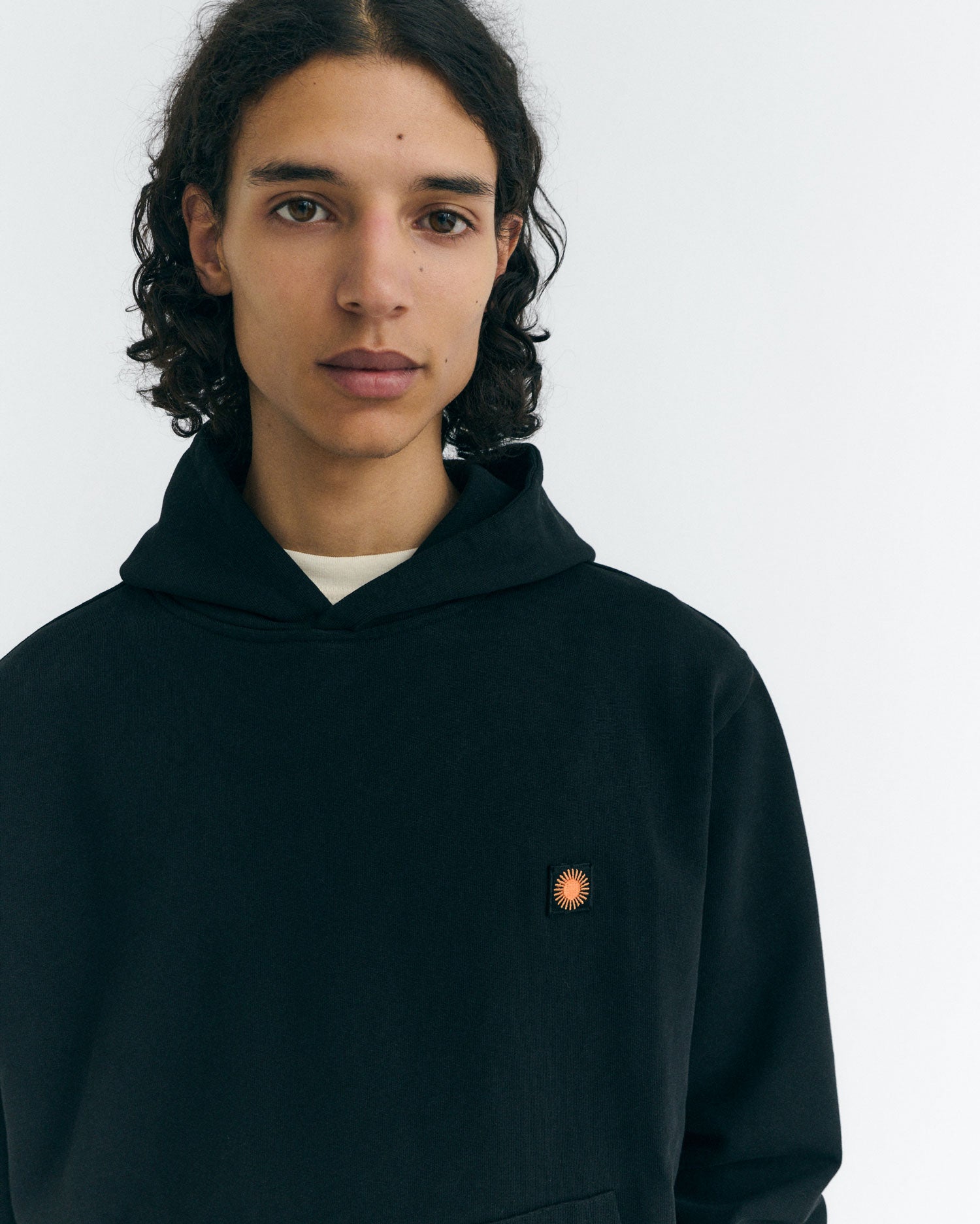 Hoodie negro sol naranja espalda Simon sostenible - 3