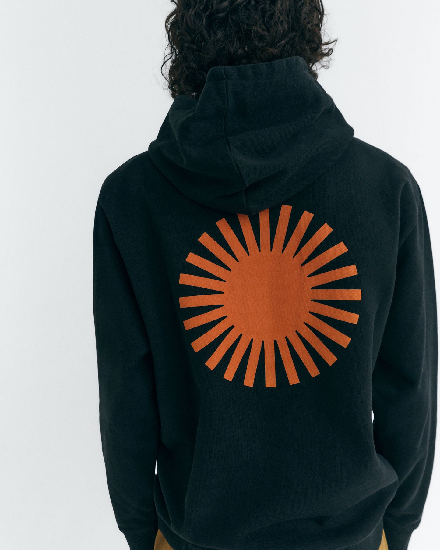 Hoodie negro sol naranja espalda Simon sostenible - 5