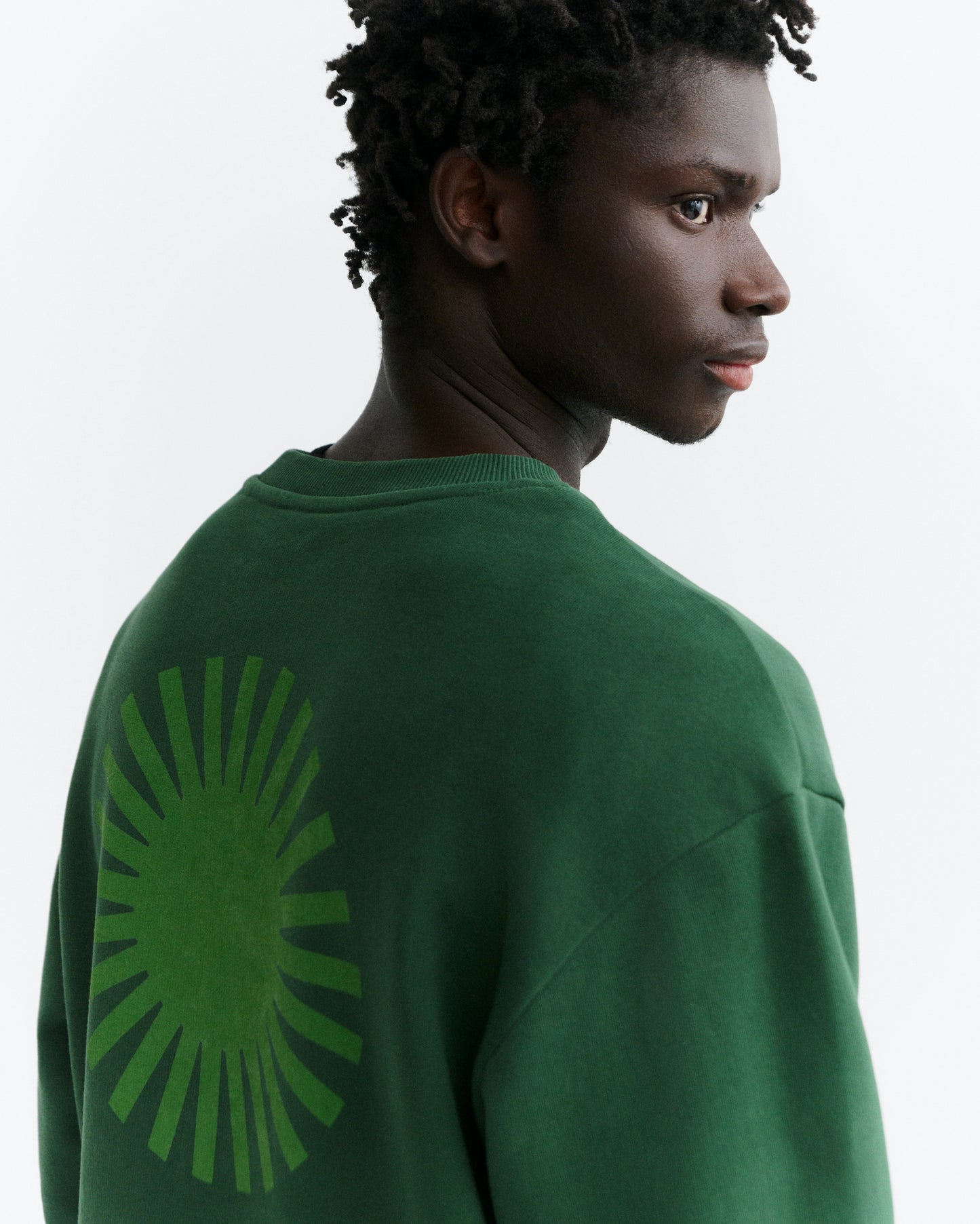 Sudadera verde sol verde espalda Leon sostenible - 3