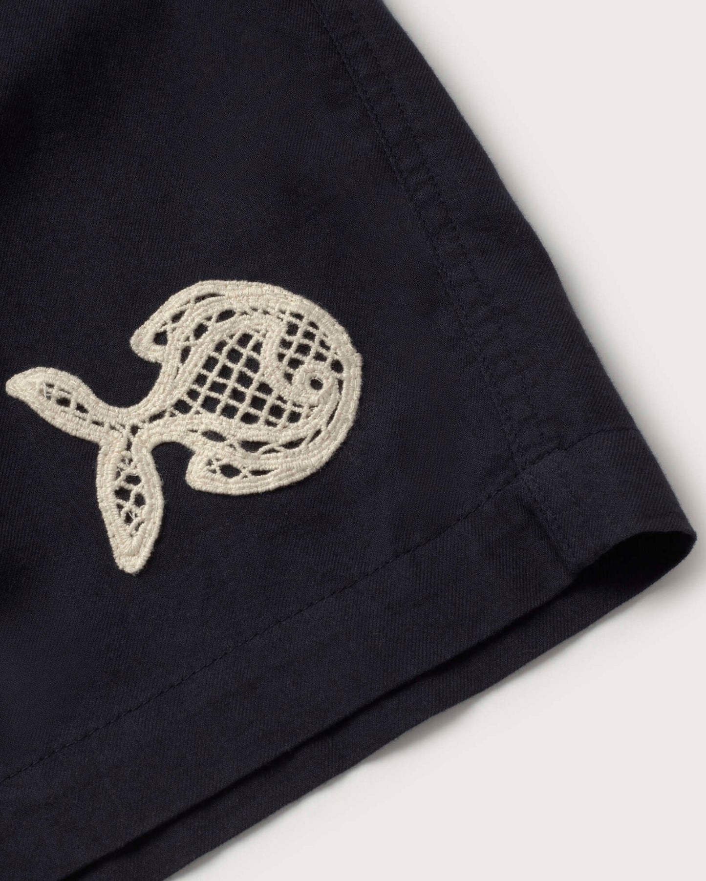 Bermuda bordado a mano fish Gasper sostenible silueta - 2