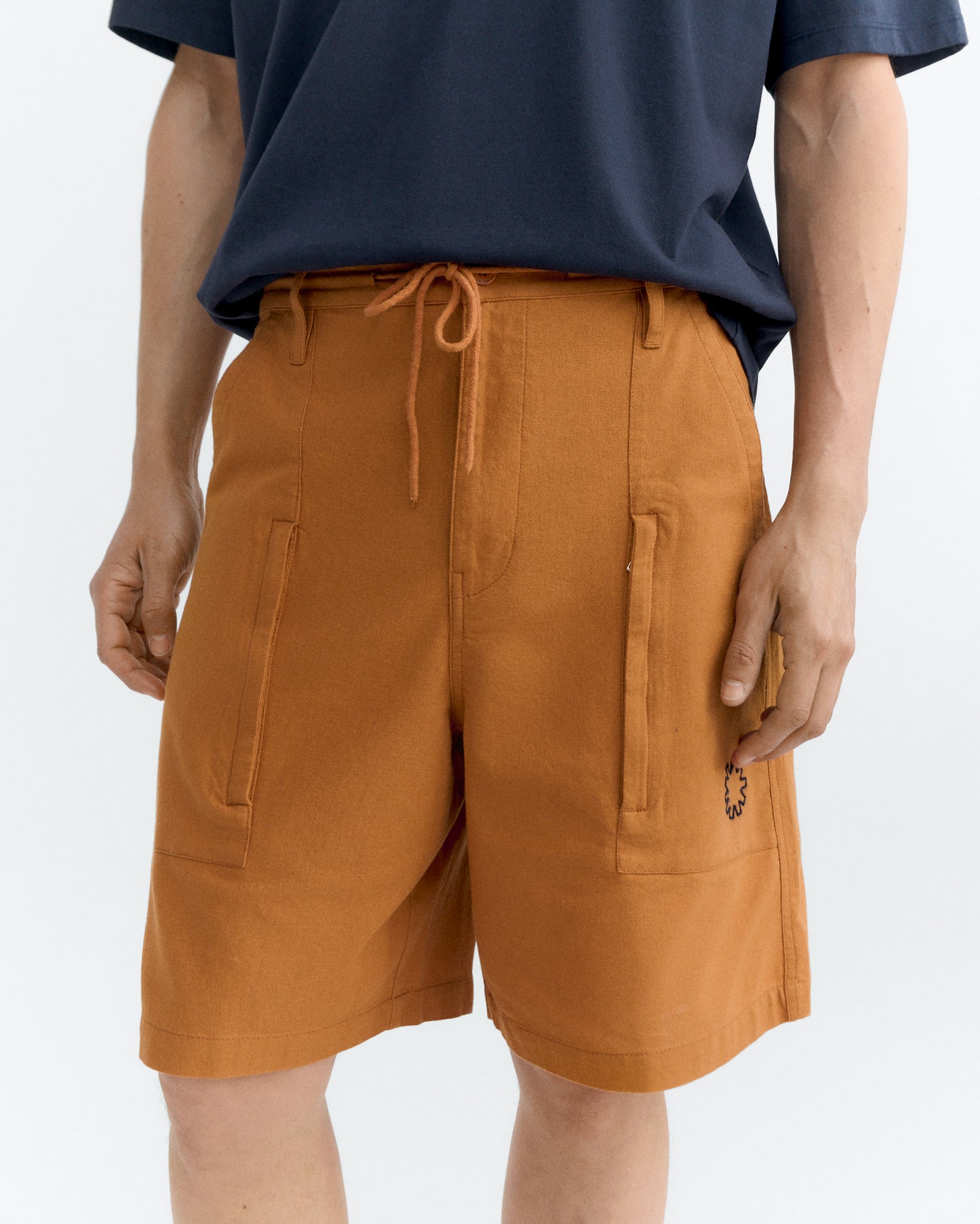 Bermuda ancho bordado a mano Alfie sostenible - 3