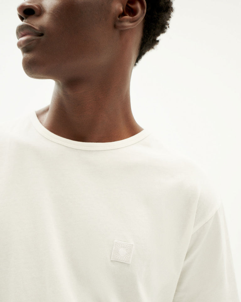 Camiseta sol patch blanco sostenible-4