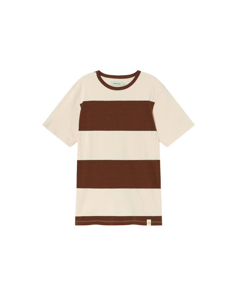 Camiseta marrón rayas sostenible-foto silueta7