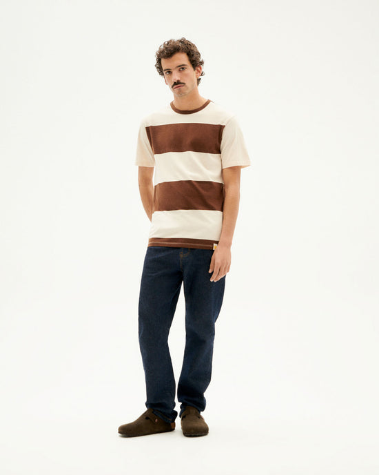 Camiseta marrón rayas sostenible-2