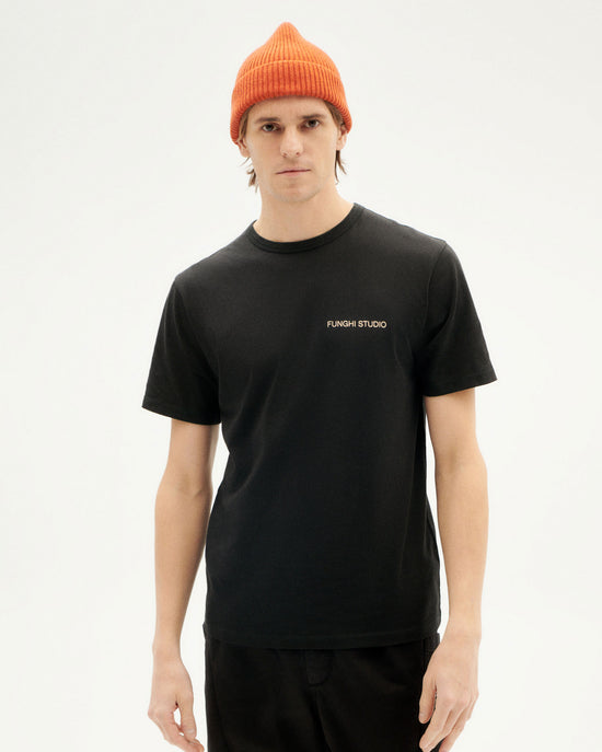 Camiseta negra Funghi 3 sostenible-1