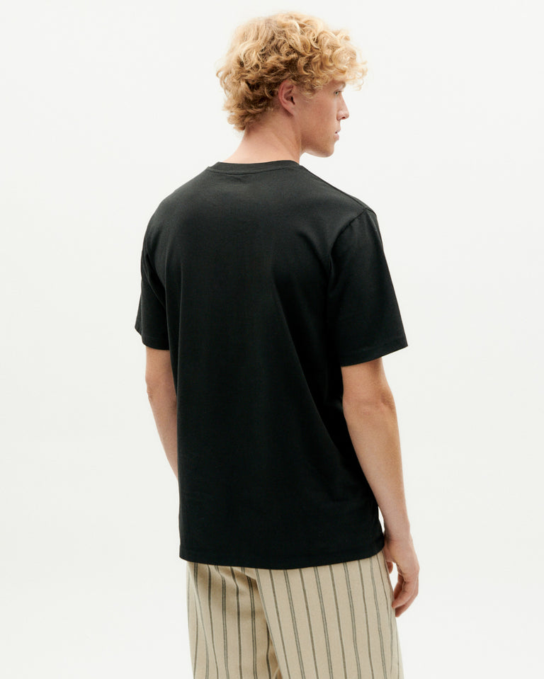 Camiseta negra metamorfosis Zach sostenible -4