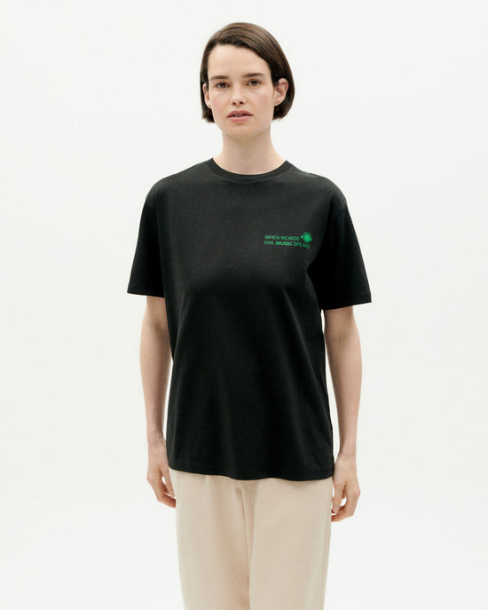 Camiseta negra thinking music festival sostenible-3