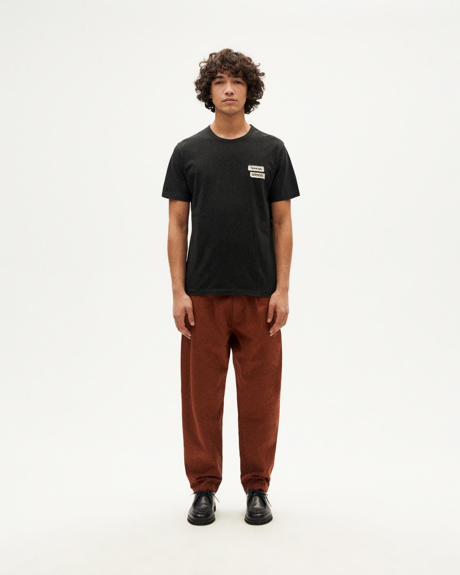 Camiseta negra services sostenible-2