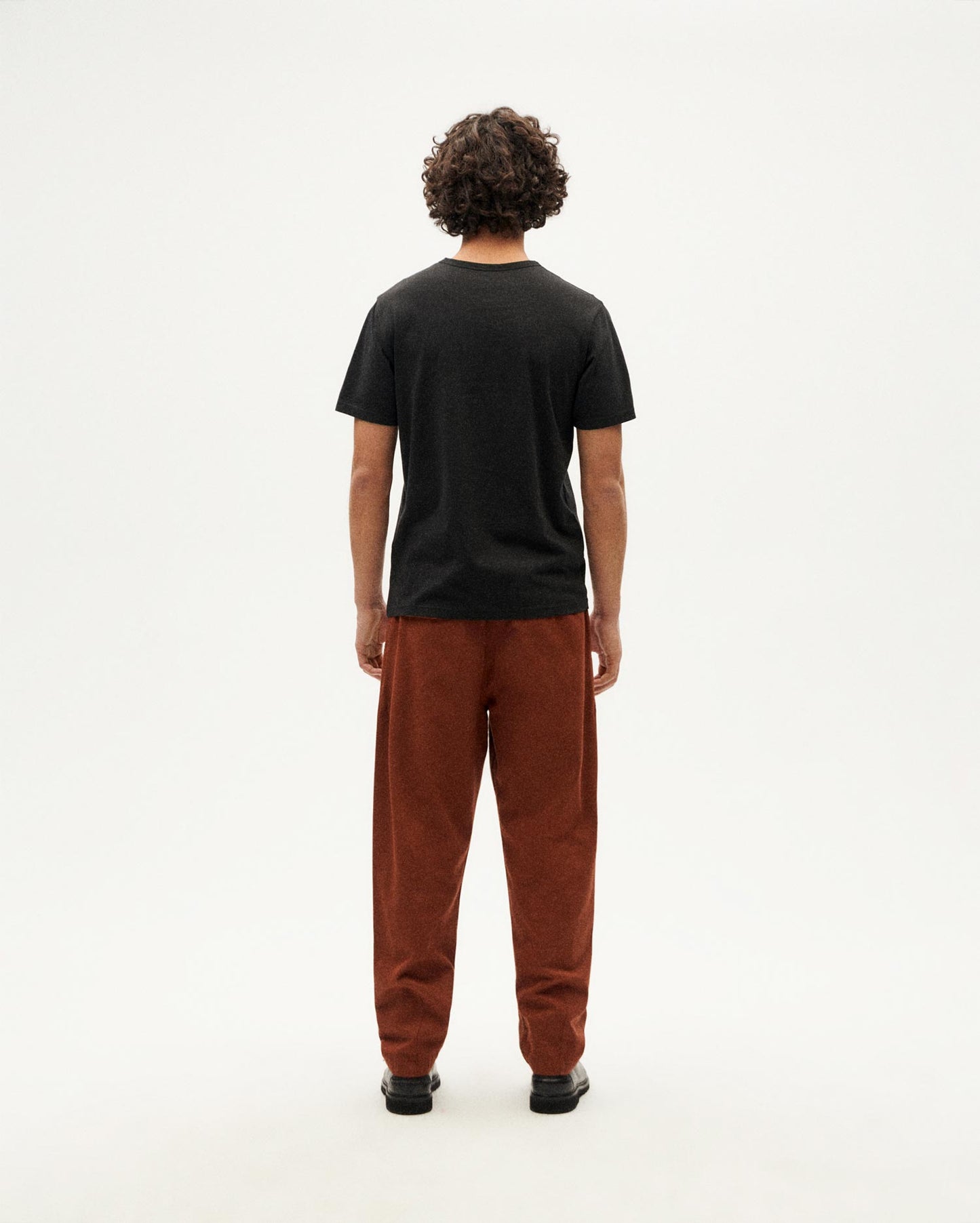 Camiseta negra services sostenible-3