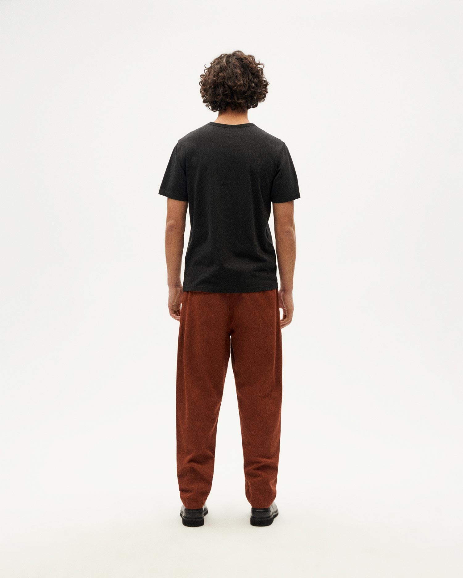 Camiseta negra services sostenible-3