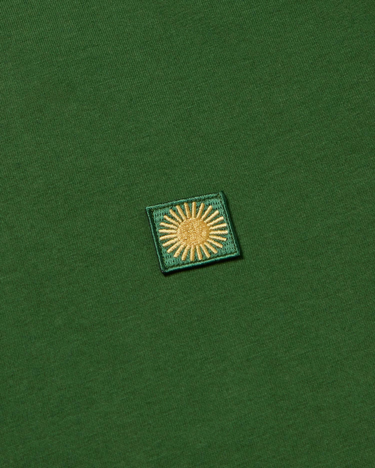 Camiseta verde sol espalda amarillo sostenible - silueta 3